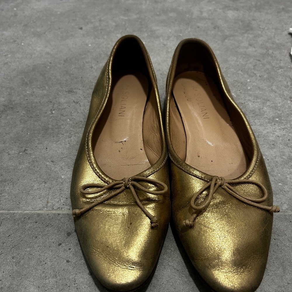 A Soliani Como Gold Flats with Bow Detail